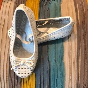 Carter’s Size 10 Girl’s White Flat Dress Shoes